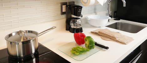 Grand réfrigérateur, micro-ondes, four, plaque de cuisson