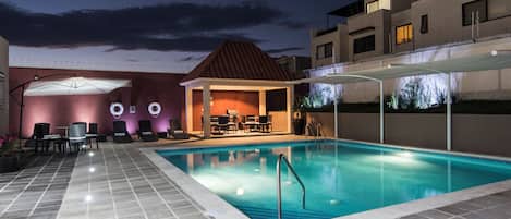 Outdoor pool, pool umbrellas, sun loungers