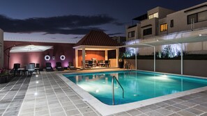 Outdoor pool, pool umbrellas, sun loungers - Candlewood Suites Queretaro Juriquilla by IHG (Querétaro)