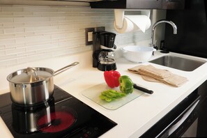 Refrigerador con freezer, microondas, horno, placa de cocina