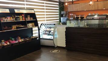 Petit déjeuner à emporter servi tous les jours en supplément