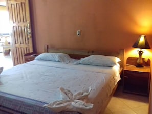 Double Room, 1 King Bed, Private Bathroom | Cots/infant beds, free WiFi