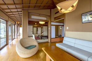 ห้องทราดิชันนัลสวี�ท, ปลอดบุหรี่, อ่างน้ำร้อน | ตู้นิรภัยในห้องพัก, โต๊ะทำงาน, พื้นที่ทำงานแบบใช้แล็ปท็อป