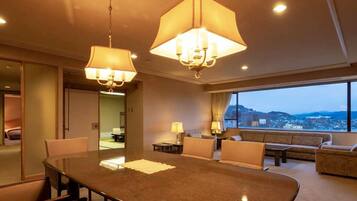 Royal Suite | In-room safe, desk, laptop workspace, iron/ironing board