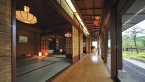 A traditional Japanese room with tatami mats, sliding doors, and wooden beams. - Senkeien Tsukioka Hotel (Kaminoyama)