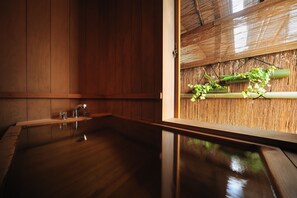 ห้องทราดิชันนัลสวีท, ปลอดบุหรี่, อ่างน้ำร้อน | ห้องน้ำ | ไดร์เป่าผม, รองเท้าสวมภายในห้อง, ผ้าเช็ดตัว