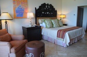 Comfort-sviitti, keittotila, valtamerinäköala | Tallelokero huoneessa, työpöytä, silitysrauta/-lauta