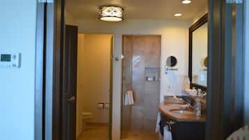 Ensemble douche/baignoire, articles de toilette gratuits, sèche-cheveux