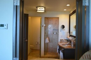 Ensemble douche/baignoire, articles de toilette gratuits, sèche-cheveux