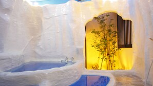 An ice-like interior with two tubs and a window with a plant. - Arimakan (Kaminoyama)