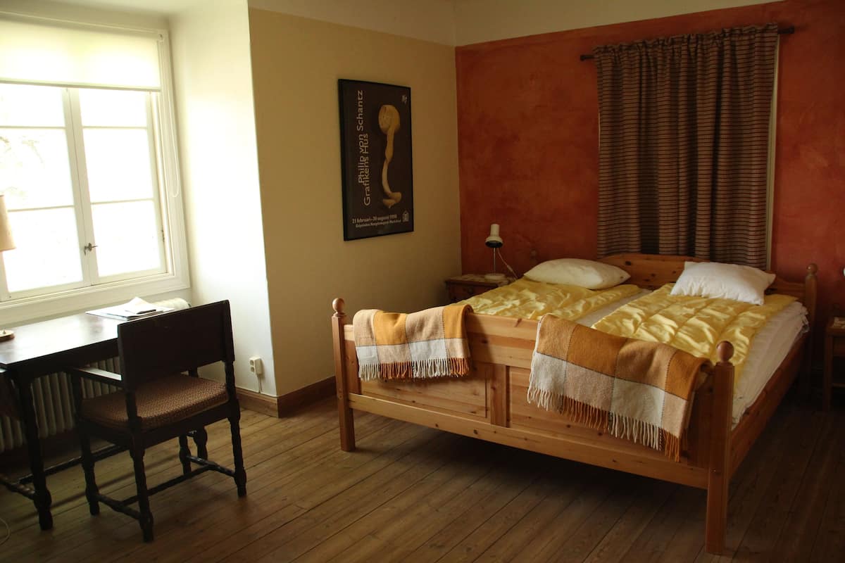 Family Room (excludinng bed linen and cleaning)