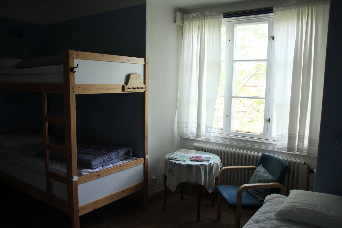 Family Room, Shared Bathroom (excludinng bed linen and cleaning)