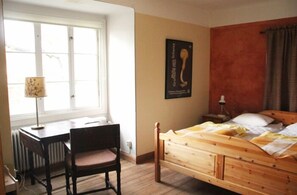 Family Room (excludinng bed linen and cleaning)