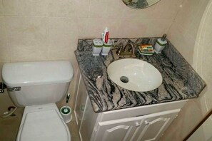 Villa Signature, 2 habitaciones, vistas a la playa, junto a la playa | Baño | Ducha y bañera combinadas y artículos de higiene personal gratuitos