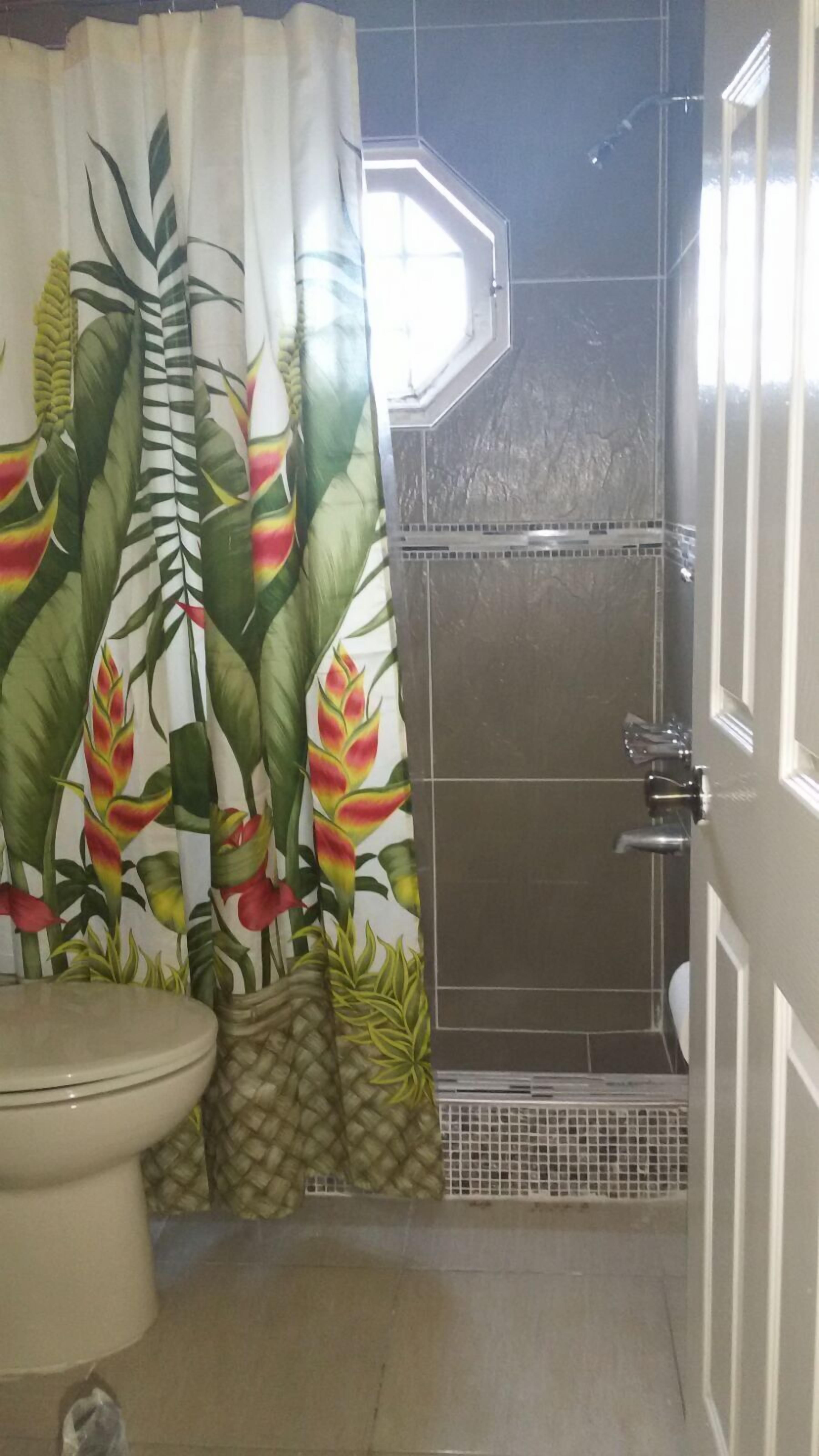 Ducha y bañera combinadas y artículos de higiene personal gratuitos