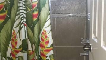 Bañera con ducha, artículos de tocador gratuitos, secador de pelo