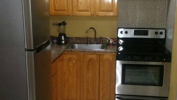 Frigorífico grande, microondas, horno y cafetera o tetera