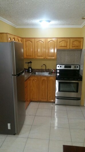 Refrigerador con congelador, microondas, horno y cafetera y tetera