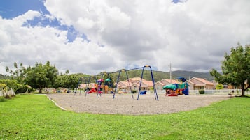 Área de juegos infantiles al aire libre