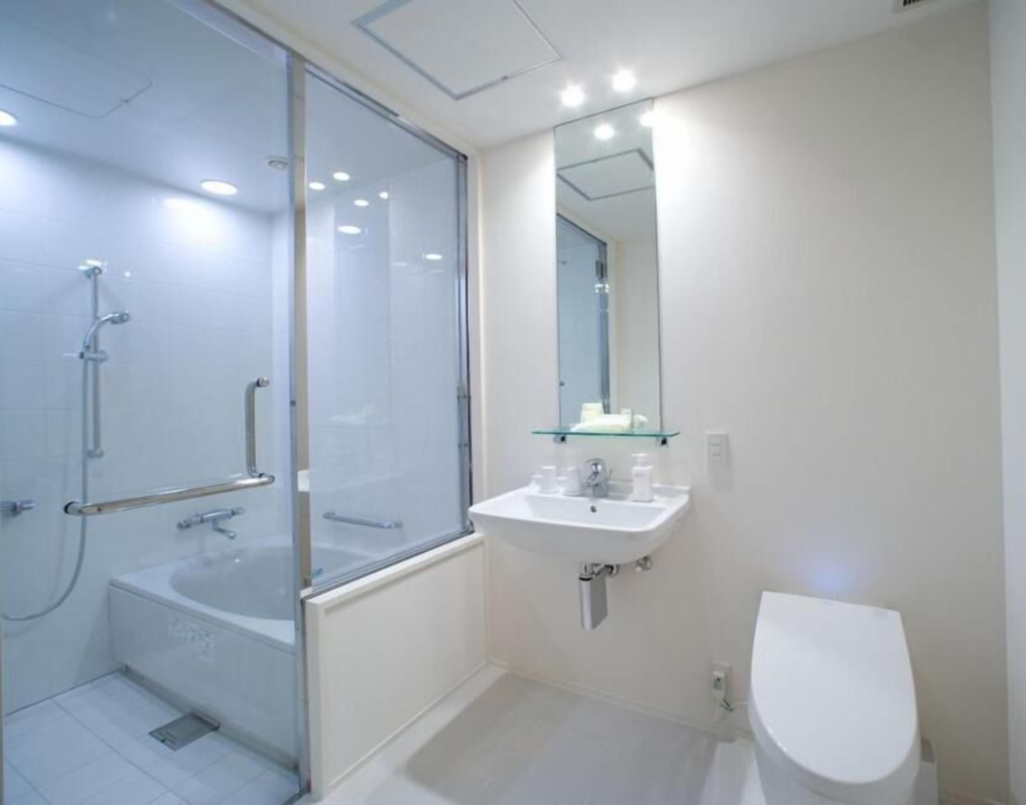 combined shower/bathtub, deep-soaking bathtub, free toiletries