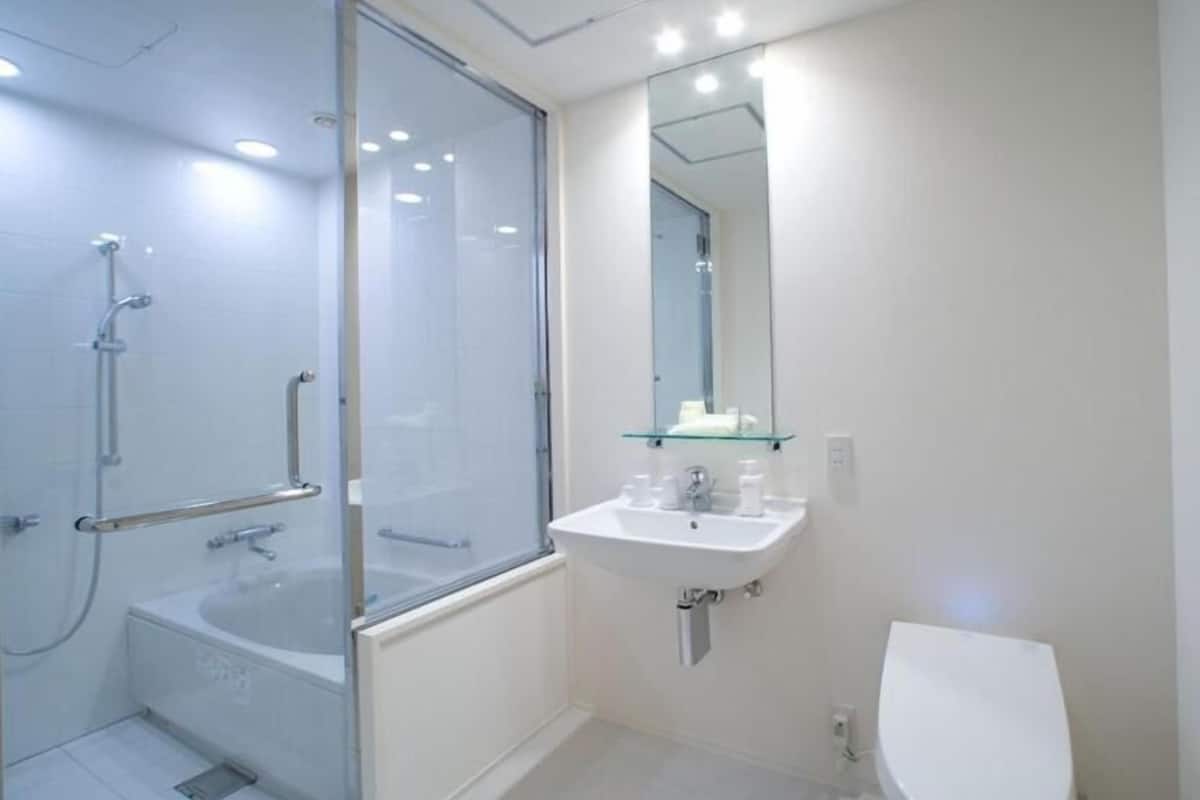 combined shower/bathtub, deep-soaking bathtub, free toiletries