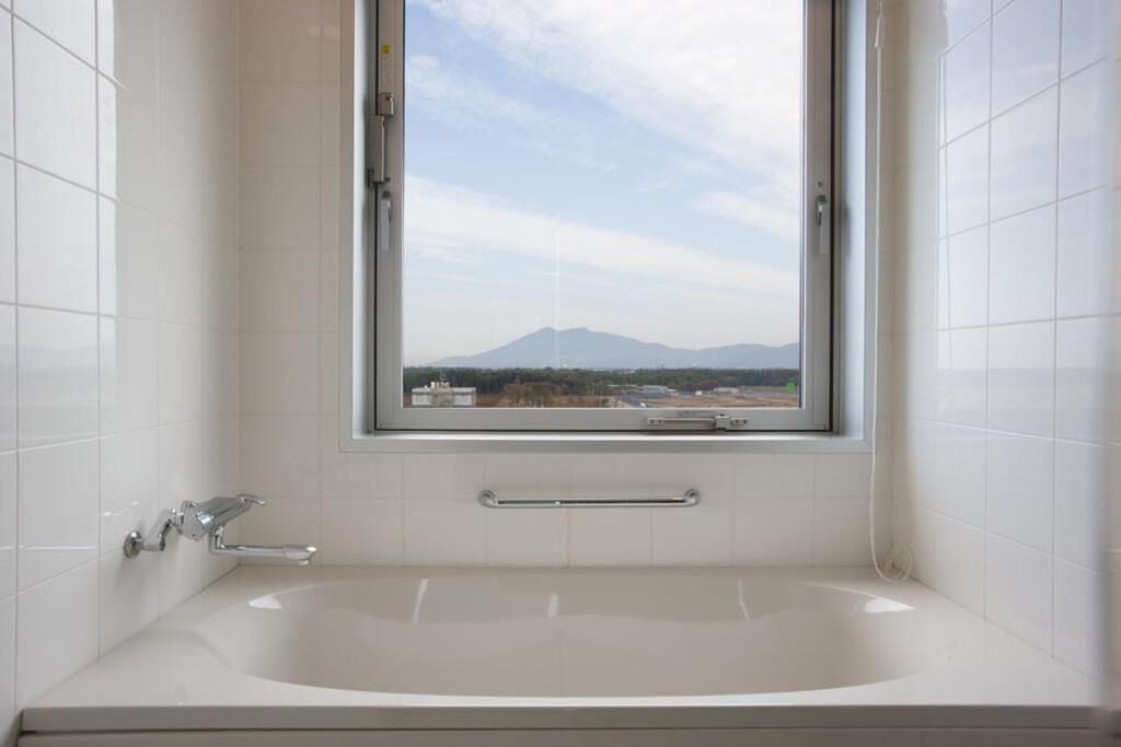 combined shower/bathtub, deep-soaking bathtub, free toiletries