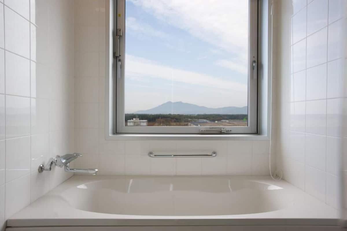 combined shower/bathtub, deep-soaking bathtub, free toiletries