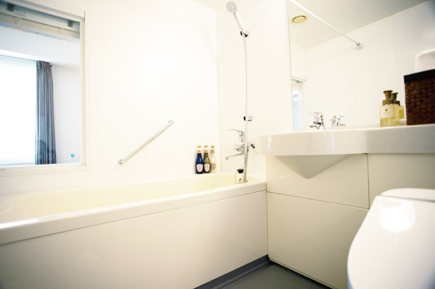 Un baño con bañera, ducha, inodoro y lavabo.