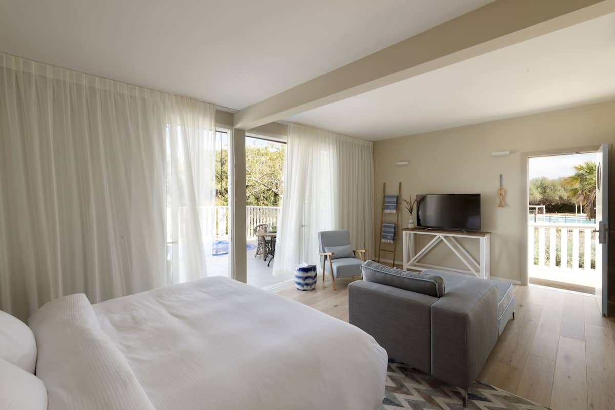 villa | 1 bedroom, in-room safe, desk, soundproofing