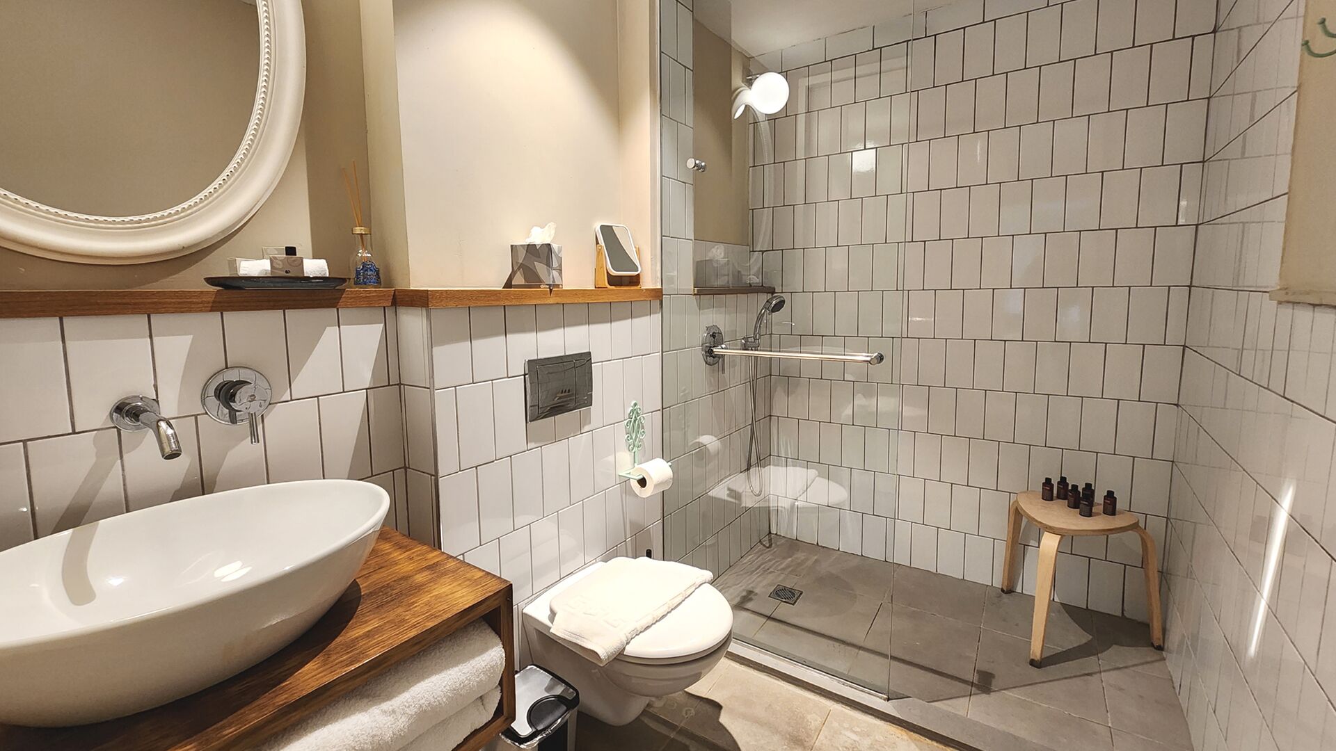 Een douche, gratis toiletartikelen, een haardroger, badjassen