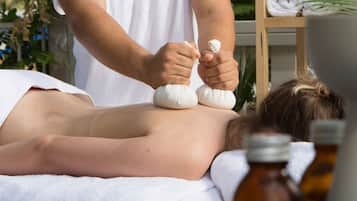 En person får massage, och kroppen är täckt med en handduk.