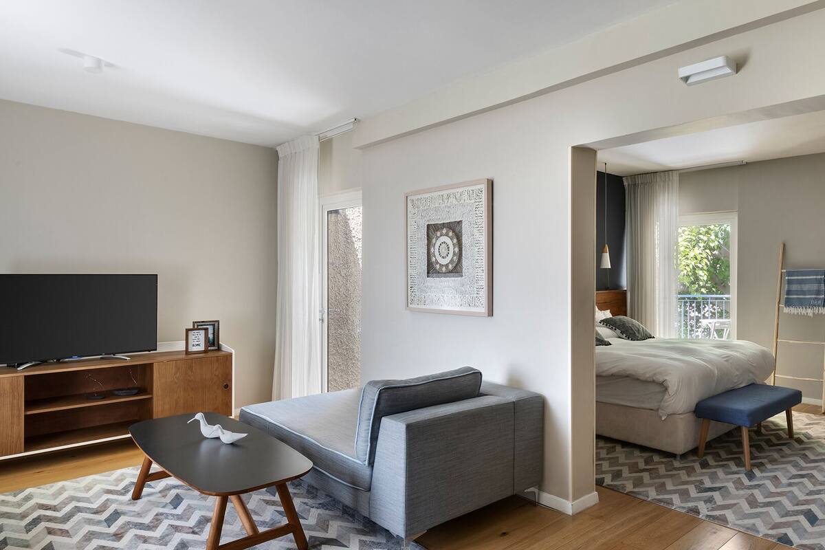 Superior Nea Suite | In-room safe, desk, soundproofing, WiFi (free)