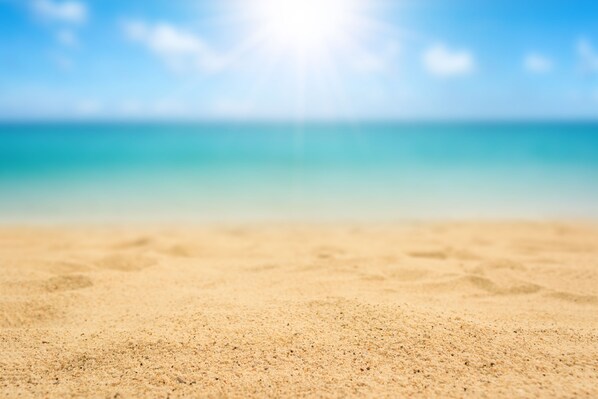 Liegestühle, Sonnenschirme, Strandtücher, Sporttauchen