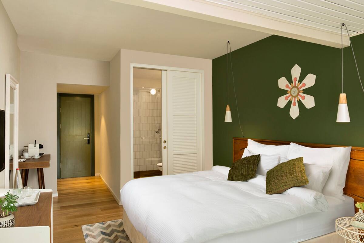 In-room safe, desk, soundproofing, WiFi (free)