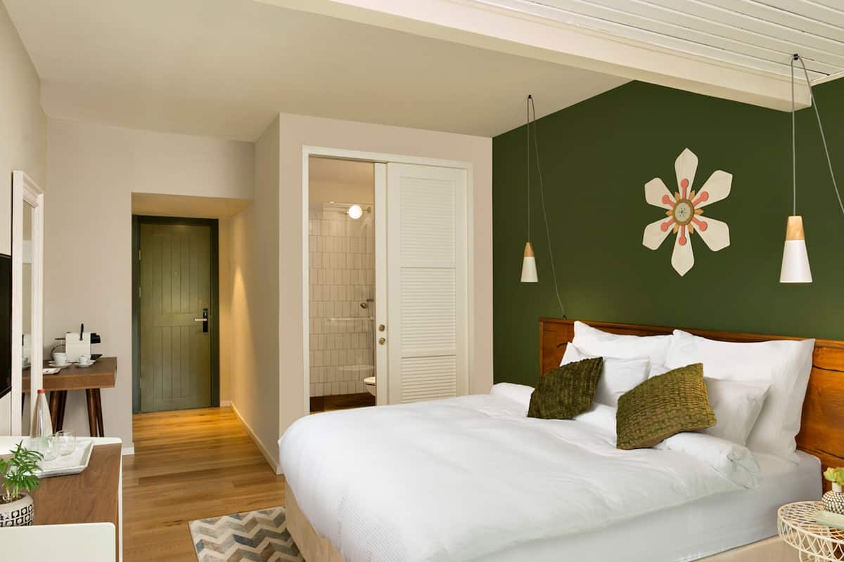 In-room safe, desk, soundproofing, free WiFi