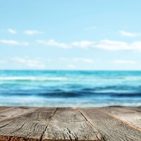 Sillas reclinables de playa, sombrillas, toallas de playa, buceo