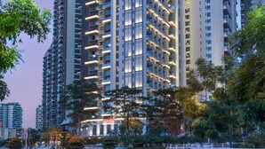 Un edificio de gran altura con varios balcones y un cartel que dice "Savills Residence".