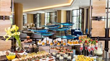 Daily buffet breakfast (CNY 80 per person)