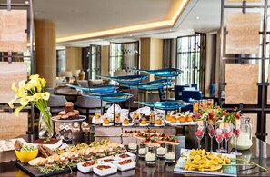 Daily buffet breakfast (CNY 80 per person)