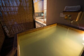 Bañera con ducha, artículos de tocador gratuitos, secador de pelo