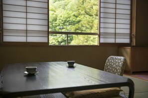 Standard Japanese Style Room | In-room safe, bed sheets