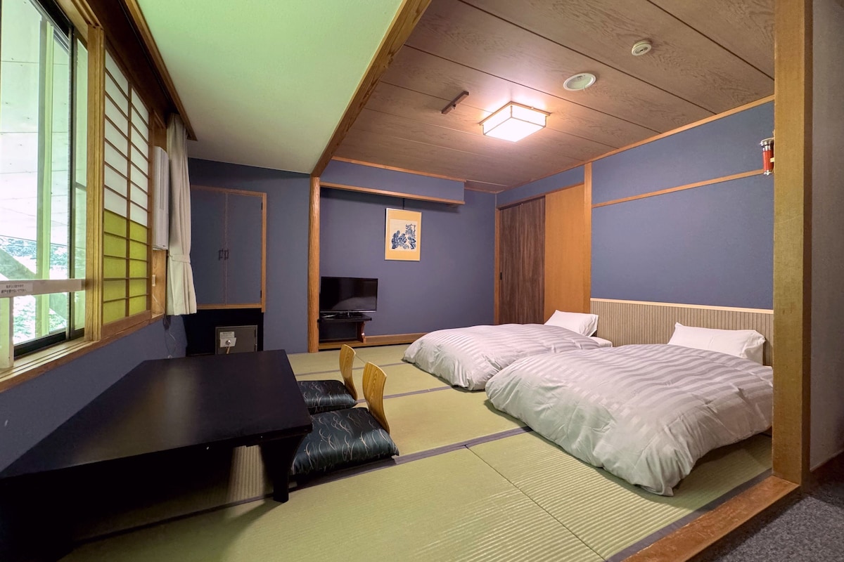 Standard Room, Berbilang Katil, Non Smoking, Mountain View | Peti besi dalam bilik, cadar katil 