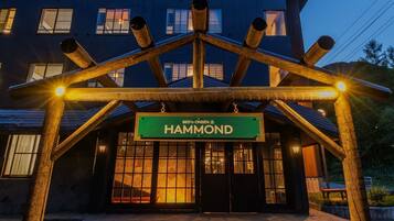 Un bâtiment sur lequel on peut lire l’inscription « BED’N ONSEN HAMMOND » et qui est surmonté d’une structure en bois au-dessus de l’entrée.
