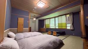 Una habitación tradicional japonesa con suelo de tatami, una cama baja de madera, un banco empotrado y una ventana con paneles shoji.