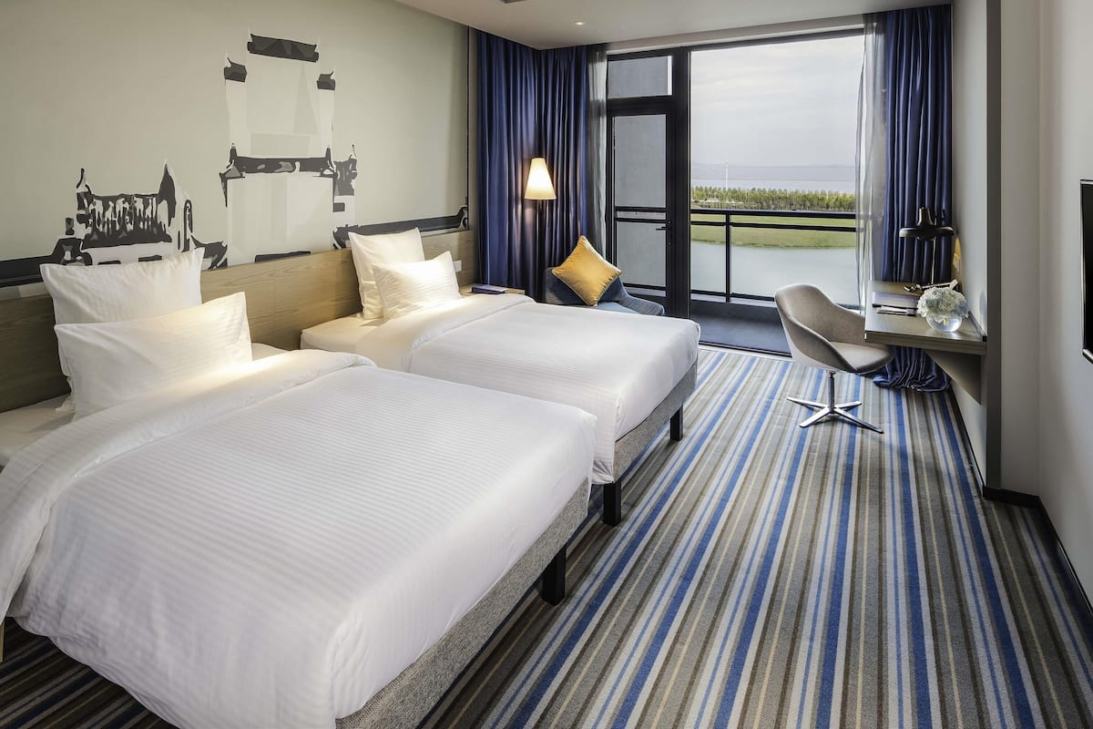 Business Room, 1 King Bed | 1 bedroom, premium bedding, in-room safe, desk