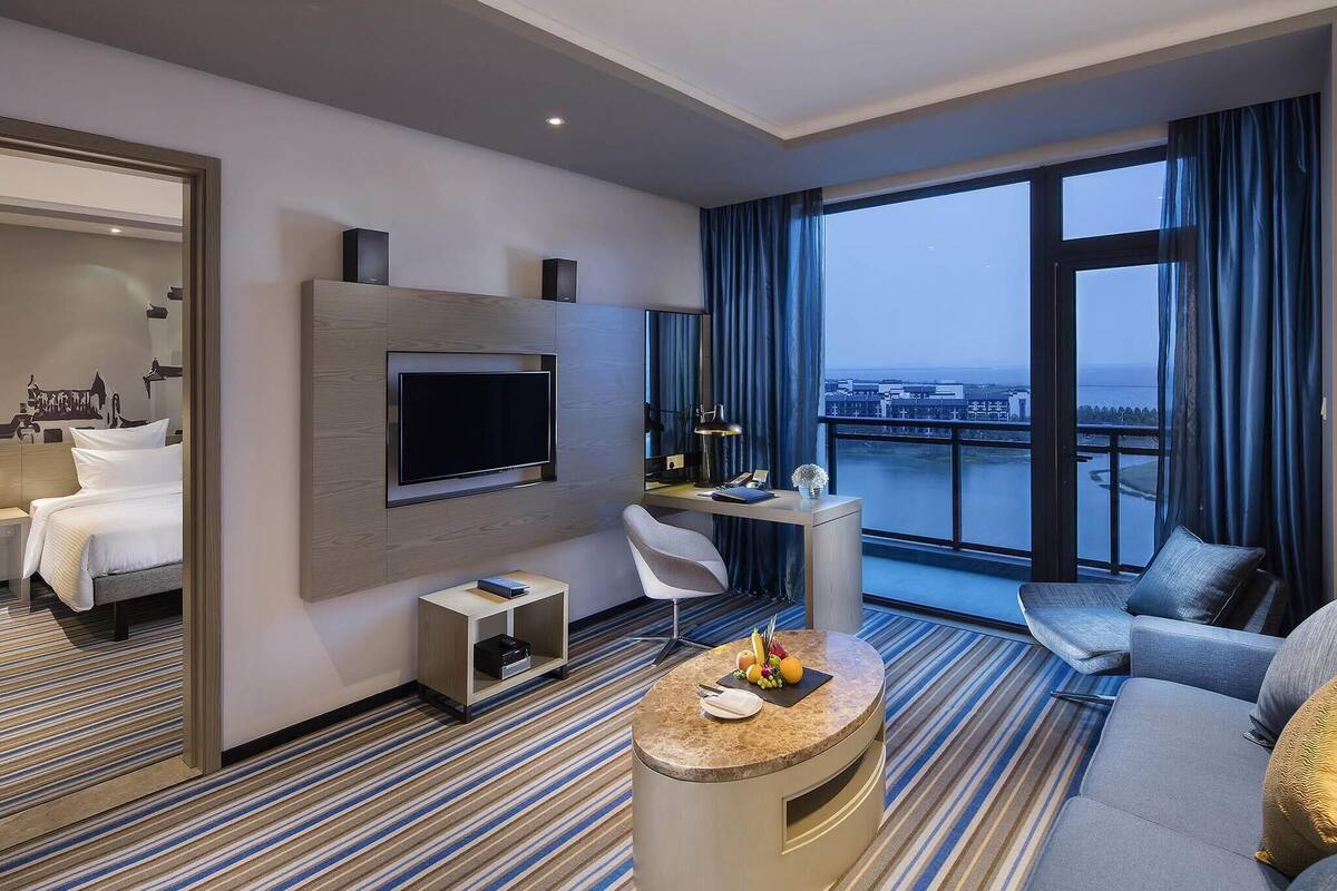 Suite Deluxe, 1 cama King size | Ropa de cama de alta calidad y caja de seguridad en la habitación