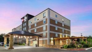 Een meerlaags hotel met een opvallend bord waarop "Best Western PLUS" staat.