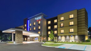 Un hôtel Fairfield Inn & Suites Marriott au design moderne, doté d’une entrée abritée et d’un espace de stationnement.