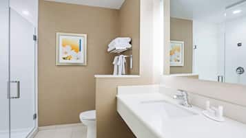 Une salle de bain moderne équipée d’une douche, de toilettes et d’un lavabo.