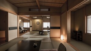 Una tradizionale stanza giapponese con pavimento in tatami, un tavolino con una tazza e una sedia.